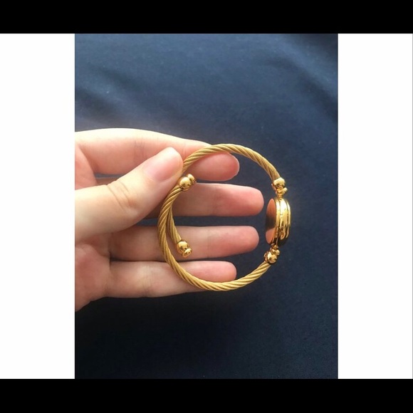 *SOLD* Authentic Vintage Gucci 2047L Gold Watch - Picture 6 of 8